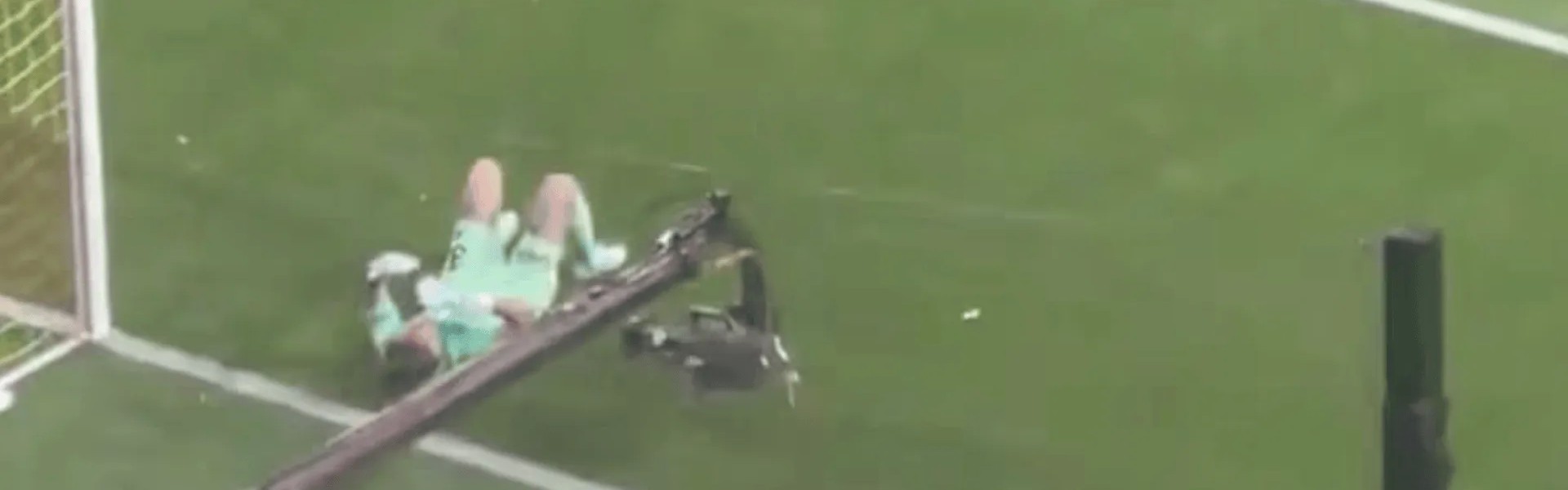 九游体育官网-前曼城门将埃德森比赛中被杂物击中，倒地后愤怒推开摄像机