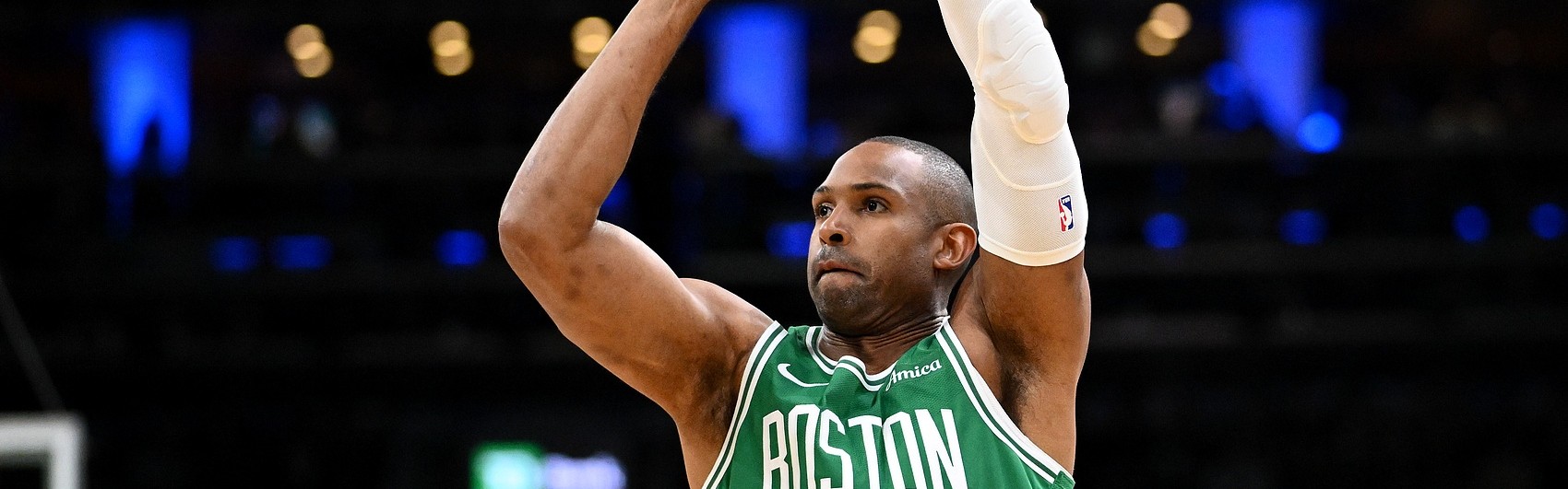 九游体育官网-👀下家何处？美媒列霍福德上赛季数据：9.0分6.2板+1.9记三分