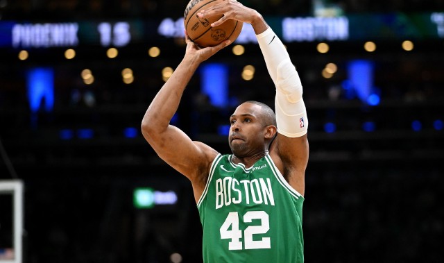 九游体育官网-👀下家何处？美媒列霍福德上赛季数据：9.0分6.2板+1.9记三分